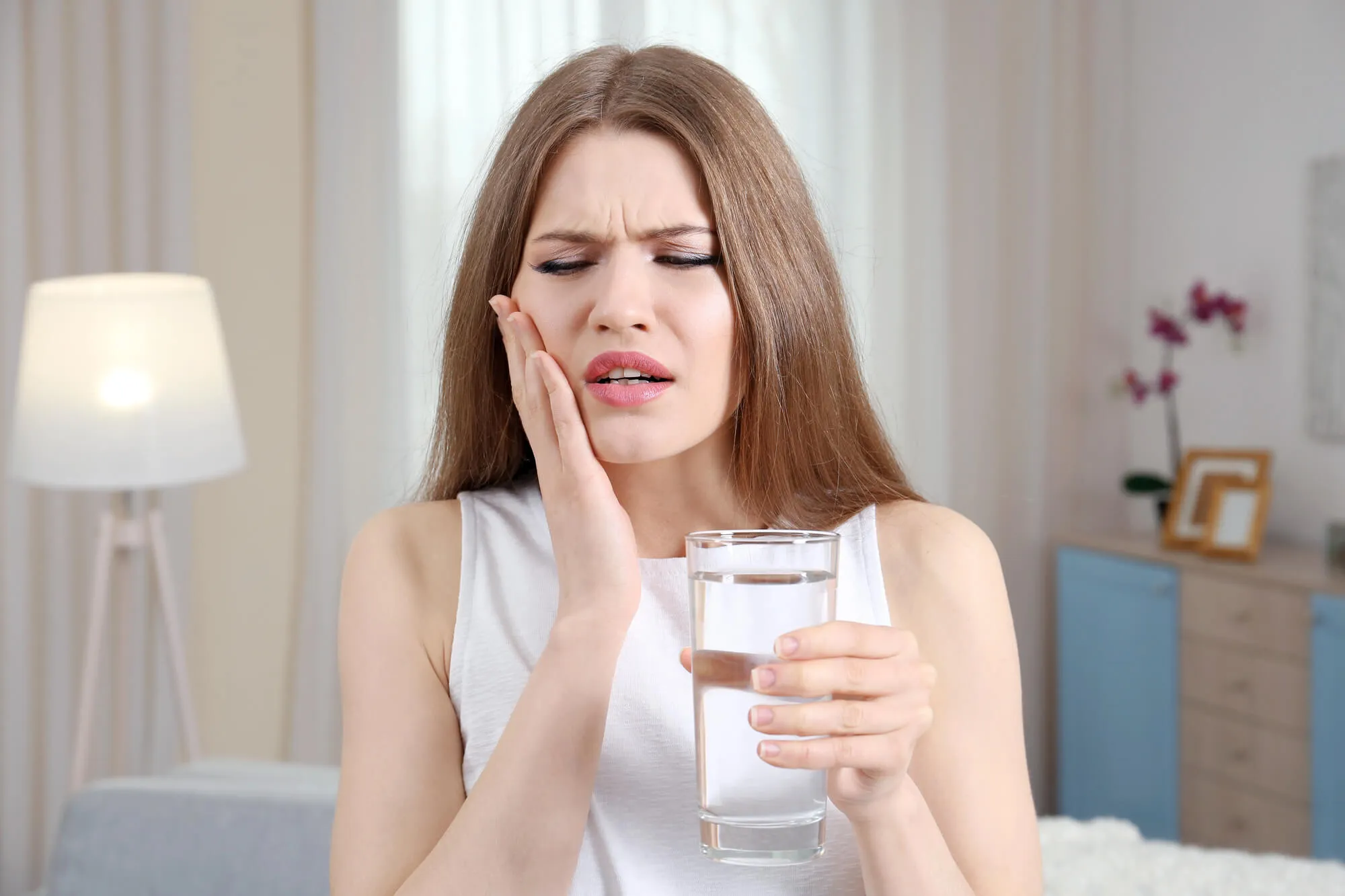 woman-in-pain-needs-to-see-an-emergency-dentist-pembroke-pines