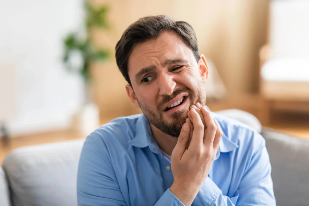 man-needs-an-emergency-dentist-miramar